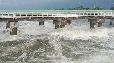 காவிரியில் வெள்ளப் பெருக்கு! மேட்டூர் - எடப்பாடி சாலையில் போக்குவரத்து நிறுத்தம்!